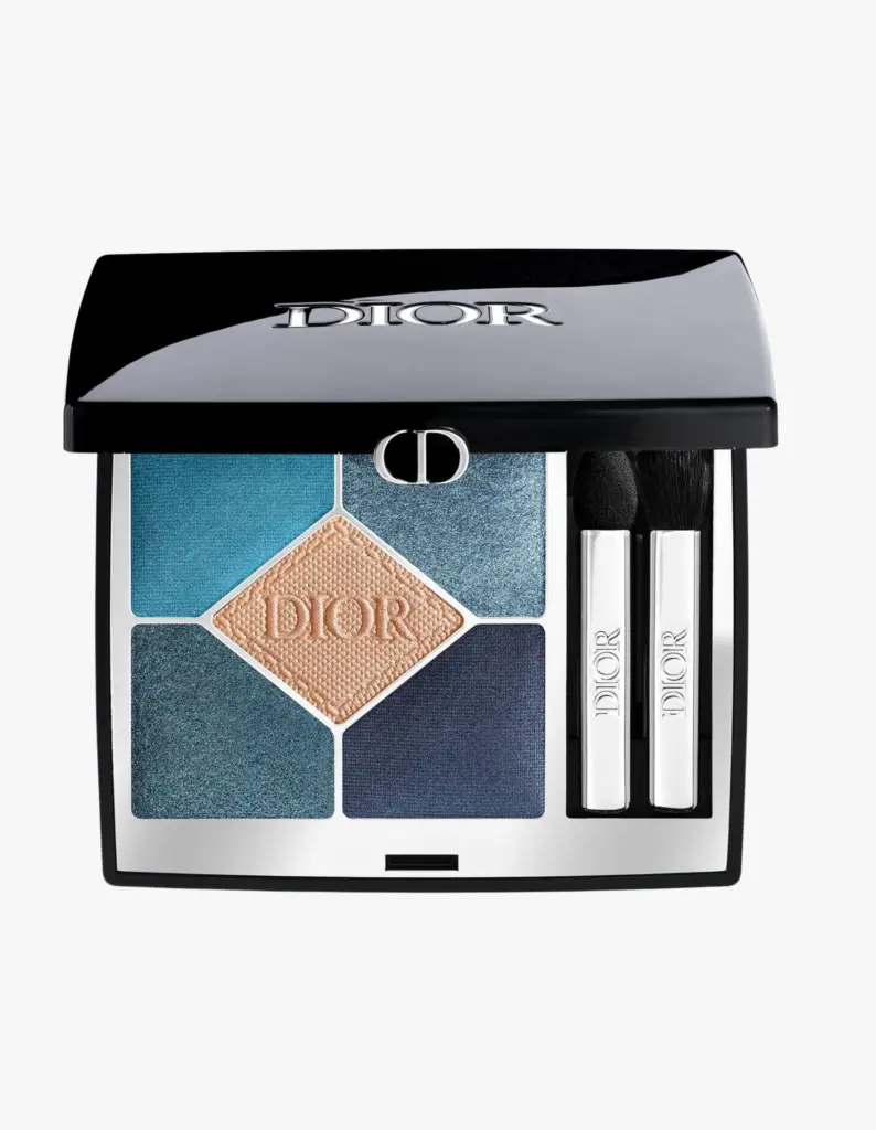 Ürün Cinsiyeti: Kadın
Ürün Tipi: Makyaj
Ürün Sezonsallığı: Dört Mevsim
Ürün Çeşidi: Göz Farı Paleti
Ürün Özellikleri:
5 Couleurs Couture palet, Dior’un ikonik beşli renk kurgusunu yüksek pigmentasyon ve ipeksi dokularla sunar. Mat, saten ve ışıltılı bitişleri bir araya getiren formülü, göz makyajında hem gündüz hem gece kullanımına uygun çok yönlü kombinler oluşturmayı hedefler. Kolay dağılan yapısı sayesinde pürüzsüz bir sonuç sağlar.
Öne Çıkan Detaylar:
Beşli uyumlu renk paleti
Yüksek pigmentasyon
Mat, saten ve ışıltılı bitişler
Günlük ve gece makyajına uygun
Kimler Kullanıyor?
Göz makyajında sofistike ve kontrollü renk geçişlerini seven, tek paletle farklı görünümler yaratmak isteyenler için idealdir.
Dior 5 Couleurs Couture far paleti ile göz makyajınızda profesyonel ve çok yönlü bir görünüm elde edin.