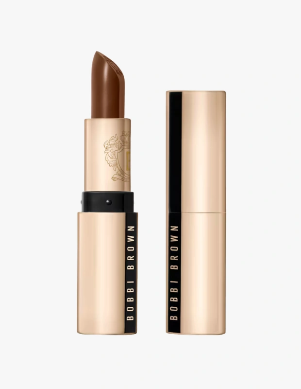 Ürün Cinsiyeti: Kadın
Ürün Tipi: Makyaj
Ürün Sezonsallığı: Dört Mevsim
Ürün Çeşidi: Ruj
Ürün Özellikleri:
Luxe Lipstick, zengin pigmentasyonu ve saten bitişli formülüyle dudaklara dolgun ve sofistike bir görünüm kazandırmayı hedefler. Brownstone rengi, doğal ama güçlü bir etki sunarak hem günlük hem akşam makyajlarında rahatlıkla kullanılabilir. Kremsi dokusu dudaklarda konforlu bir his bırakır.
Öne Çıkan Detaylar:
Yoğun pigmentli saten bitiş
Kremsi ve konforlu doku
Günlük ve gece makyajına uygun
Zamansız kahve ton
Kimler Kullanıyor?
Rujda doğal ama belirgin tonları seven, dudak makyajında zarif bir etki arayan kullanıcılar için uygundur.
Bobbi Brown Luxe Lipstick Brownstone ile dudaklarınıza zarif, saten ve sofistike bir renk kazandırın.