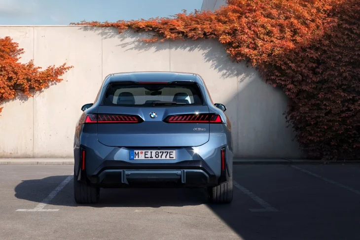 Yeni BMW iX3’ün arka görünümü, LED stop lambaları ve X3 modeli logosu ile.