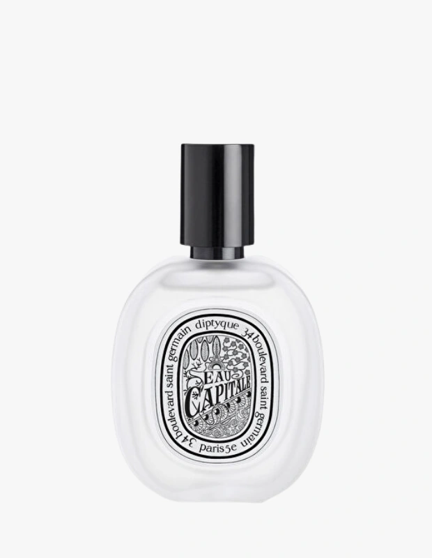 Ürün Cinsiyeti: Unisex

Ürün Tipi: Saç Bakımı & Koku

Ürün Sezonsallığı: Dört Mevsim

Ürün Çeşidi: Saç Parfümü

Ürün Özellikleri:
Eau Capitale hair mist, Diptyque’in Paris’ten ilham alan karakteristik gül–şipre kokusunu saçlar için daha yumuşak ve hafif bir yorumla sunar. Saç tellerinde rafine ve sofistike bir iz bırakırken, gün boyu ferah bir koku eşliği sağlar.

Öne Çıkan Detaylar:

Paris esintili şipre & gül notaları

Saçta hafif ve kalıcı etki

Unisex ve zamansız koku profili

Günlük kullanıma uygun

Kimler Kullanıyor?
Parfümünde karakter ve zarafet arayan, niş koku dünyasını seven kullanıcılar için uygundur.

Diptyque Eau Capitale hair mist ile saçlarınıza Parisli, rafine ve zamansız bir koku kazandırın.