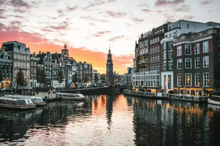 Kanalların Büyüsünde Amsterdam: Sanat, Lüks ve Gizli Rotalar