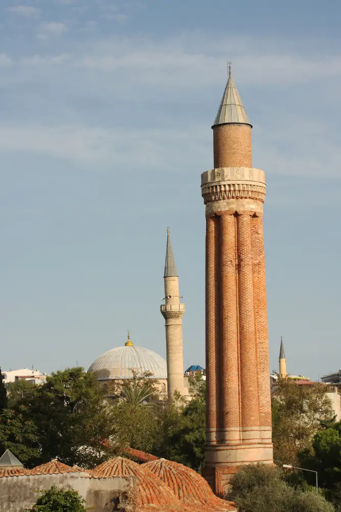 Antalya'nın ilk İslam yapılarından olan ve Selçuklu mimarisinin eşsiz bir örneği sayılan Yivli Minare, şehrin en önemli simgelerinden biri.