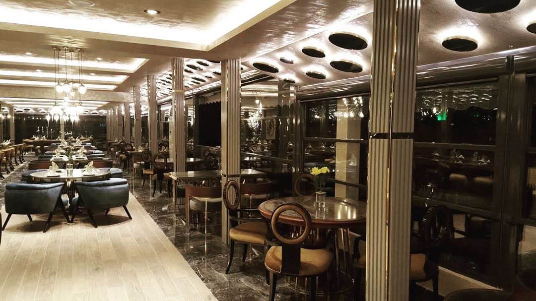 Üsküp seyahatinizin keyifli anlarına eşlik edecek, Bushi Resort & Spa'nın modern lüks anlayışını yansıtan restoranında, parlak sütunlar, şık masa düzenlemeleri ve konforlu koltuklarla donatılmış zarif bir iç mekân.