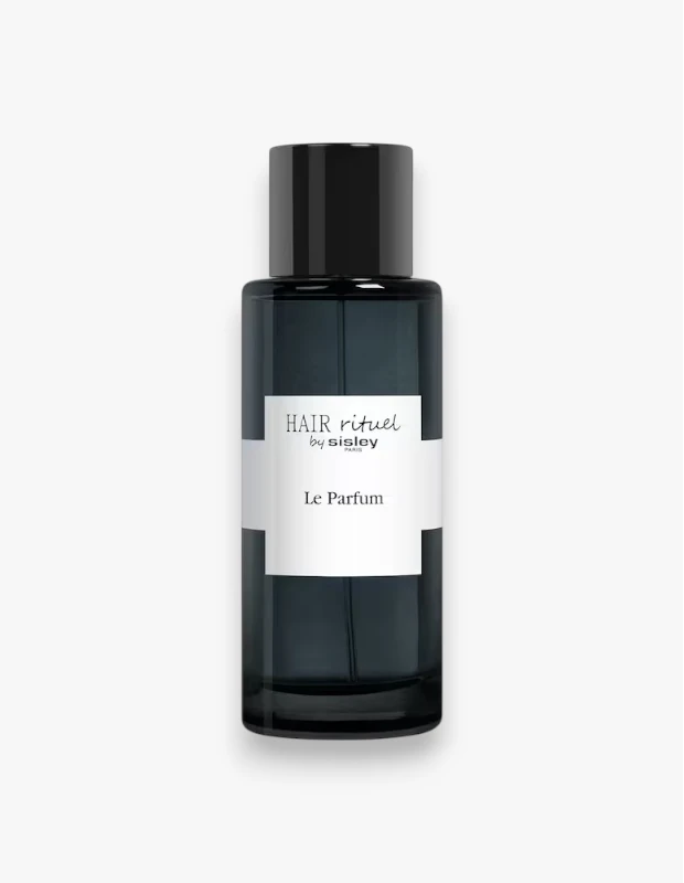 Şık tasarımlı, siyah kapaklı koyu cam şişede, üzerinde beyaz etiketinde HAIR rituel by Sisley PARIS ve Le Parfum yazan, saçlar için özel olarak üretilmiş bir parfüm şişesi gösterilmektedir.