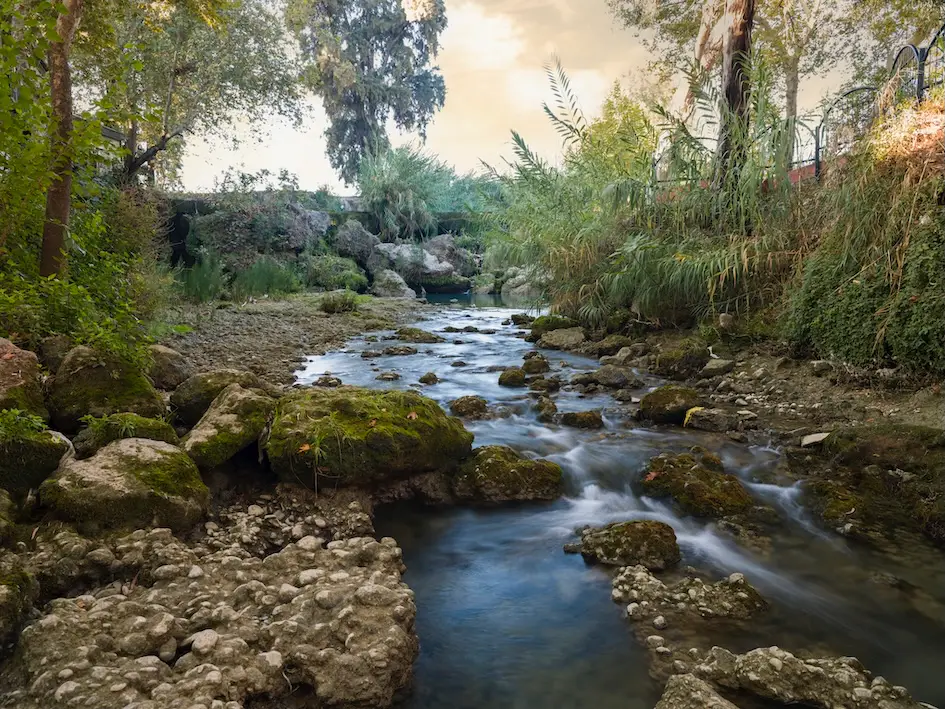 Mersin'in Akdeniz kıyı serüveni boyunca ziyaret edilebilecek doğal güzelliklerinden biri olan, yosun tutmuş kayaların arasından akıp giden berrak sularıyla yemyeşil bir dere ve çevresindeki gür bitki örtüsü gün batımı ışıkları altında huzurlu bir atmosfer sunuyor.