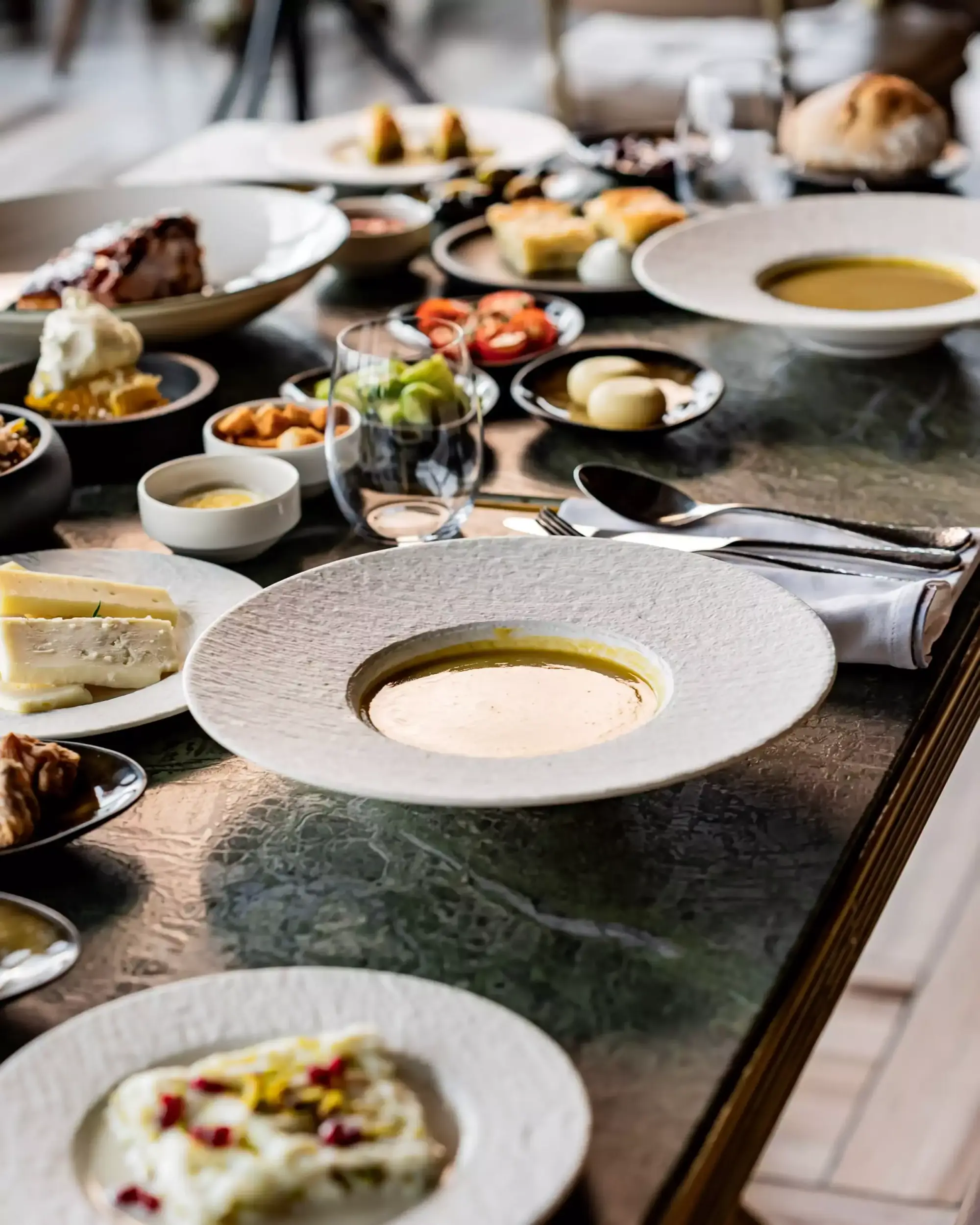Sıcak Ramazan pidesi, ekşi mayalı köy ekmeği, yerel peynirler, manda kaymağı ve petek bal ile başlayan sofra, içli köfte, su böreği ve köz kırmızı biber soslu ara sıcaklarla devam ediyor