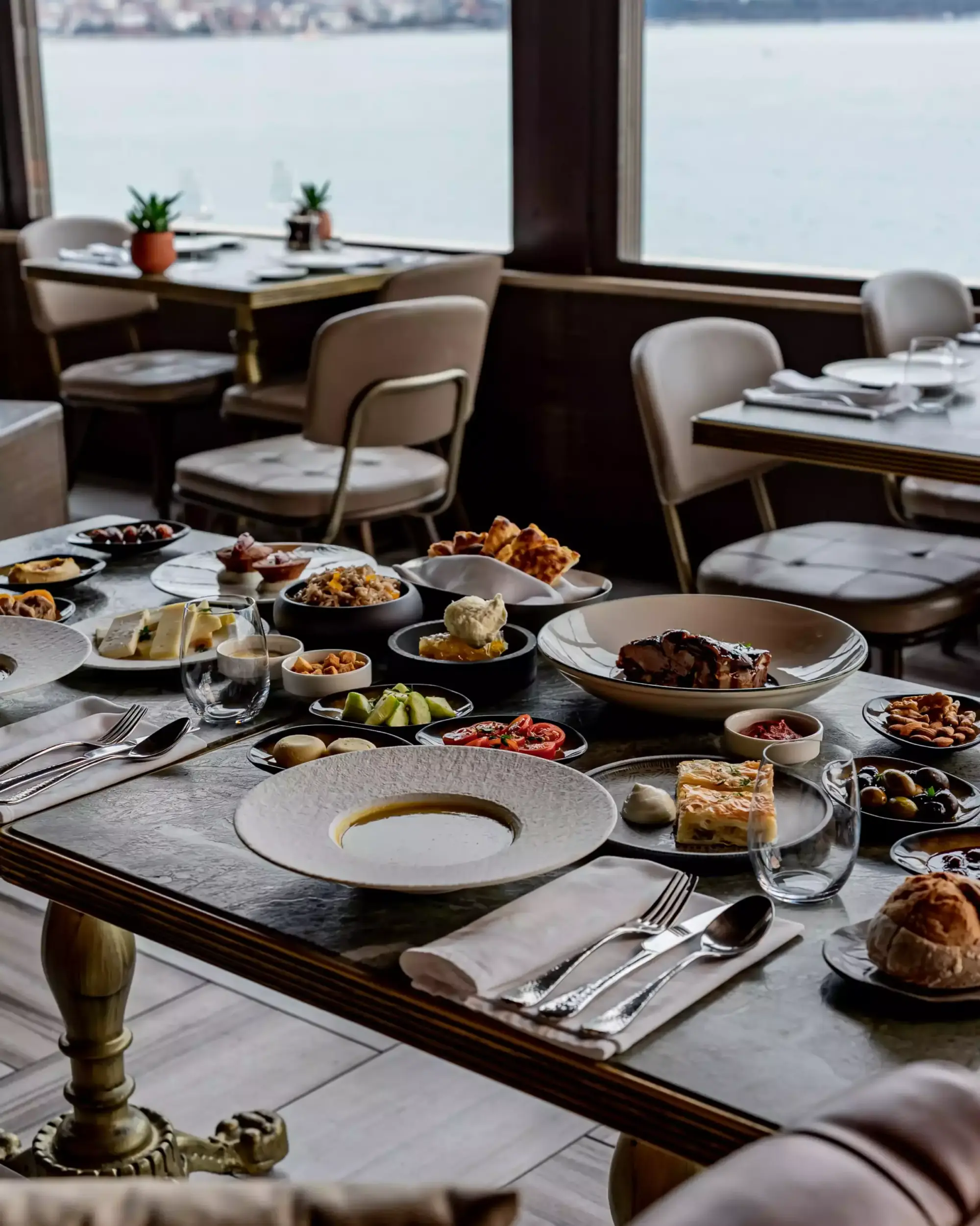 Boğaz manzarası eşliğinde Ramazan sofralarına zarafet katan JW Marriott Istanbul Bosphorus, Ramazan boyunca iftar ve sahur için hazırladığı özel menülerle misafirlerini ağırlıyor.