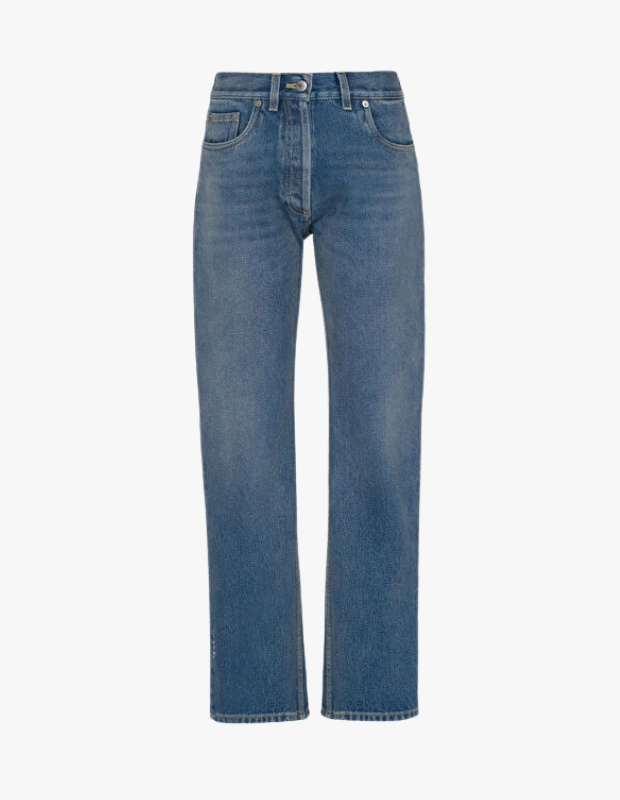 Ürün Cinsiyeti: Kadın
Ürün Tipi: Pantolon
Ürün Sezonsallığı: Dört Mevsim
Ürün Çeşidi: Jean Pantolon
Ürün Özellikleri:
Prada mavi beş cepli jean pantolon, klasik denim formunu markanın rafine estetik anlayışıyla yeniden yorumlar. Net hatları ve kaliteli kumaşıyla günlük şıklığa lüks bir dokunuş katar.
Öne Çıkan Detaylar:
Beş cepli klasik jean formu
Yüksek kaliteli denim
Zamansız mavi ton
Minimal ve sofistike duruş
Kimler Kullanıyor?
Sade ama lüks detayları önemseyen, denimde kalite arayanlar tarafından tercih edilir.
Prada mavi jean pantolon ile sade, modern ve lüks bir denim stili yakalayın.