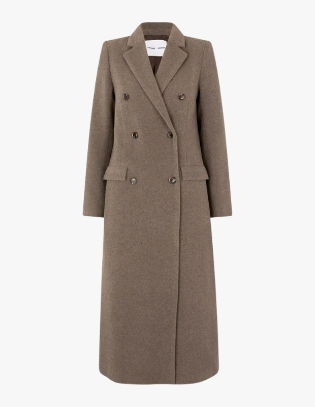 Ürün Cinsiyeti: Kadın
Ürün Tipi: Dış Giyim
Ürün Sezonsallığı: Sonbahar – Kış
Ürün Çeşidi: Palto
Ürün Özellikleri:
Falcon Coat, güçlü silueti ve sade çizgileriyle modern şehir stiline net bir duruş kazandırır. Yapılandırılmış kesimi sayesinde formunu korurken, zamansız tasarımıyla sezonlar arası kullanım sunar. Günlük kombinlerden daha özenli görünümlere kadar geniş bir stil alanına uyum sağlar.
Öne Çıkan Detaylar:
Yapılandırılmış ve güçlü siluet
Zamansız palto formu
Şehirli ve modern duruş
Çok yönlü kullanım
Kimler Kullanıyor?
Minimal ama iddialı bir stil anlayışını benimseyen, dış giyimde güçlü bir duruş arayanlar için ideal bir seçimdir.
Falcon Coat ile modern, güçlü ve zamansız bir kış stili oluşturun.