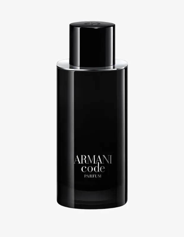 Marka Adı: Armani
Ürün Cinsiyeti: Erkek
Ürün Tipi: Parfüm
Ürün Sezonsallığı: Belirtilmemiş
Ürün Çeşidi: Parfüm (Extrait de Parfum)
Ürün Özellikleri: Bu ürün, minimalist ve modern tasarıma sahip, koyu renk silindirik cam şişede sunulan, yüksek konsantrasyonlu erkeksi bir parfümdür. Şık siyah kapağının altında parlak gümüş bir yaka detayı bulunur. Klasik deri esanslarını fujer notalarla harmanlayarak modernize eden bu koku, bergamot ve iris kökünün pudralı zarafetiyle açılır. Dip notalardaki sedir ağacı ve güçlü tonka fasulyesi, parfüme karanlık, pürüzsüz ve deri hissi veren derin bir doku kazandırır. Zamansız ve mesafeli bir stil sunarak, özellikle akşam şıklığına mükemmel eşlik eden bir imza yaratır.
Öne Çıkan Detaylar:
- Deri ve fujer notalarının modern ve sofistike birleşimi
- Bergamot ve iris kökünden gelen pudralı ve zarif açılış
- Sedir ağacı ve tonka fasulyesiyle derinleşen karanlık, pürüzsüz deri akoru
Kimler Kullanıyor?: Bu parfüm, klasik şıklığı modern dokunuşlarla birleştirmeyi seven, duruşuyla mesafeli ve karizmatik bir izlenim bırakmayı tercih eden, özellikle akşamları ve özel davetlerde imza bir koku arayan bireyler için idealdir. Özgüvenli ve sofistike tarzını kokusuyla tamamlamak isteyenler bu derin ve pürüzsüz deri akorlu kokuyu tercih edebilirler.