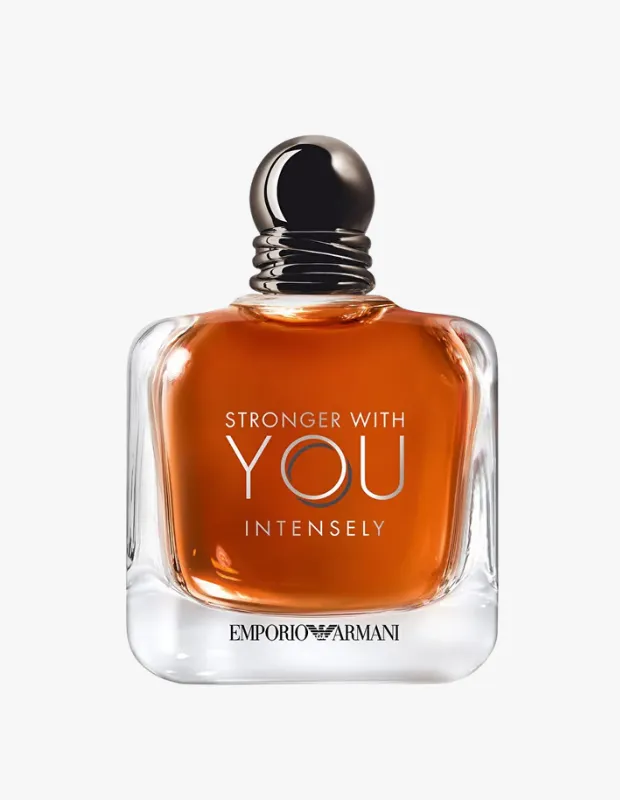 Marka Adı: Armani
Ürün Cinsiyeti: Erkek
Ürün Tipi: Parfüm
Ürün Sezonsallığı: Kış
Ürün Çeşidi: Stronger With You Intensely
Ürün Özellikleri: Bu modern erkek parfümü, şeffaf cam şişesi ve üzerinde STRONGER WITH YOU INTENSELY yazısı ile dikkat çeker. Şişenin alt kısmında EMPORIO ARMANI logosu yer almaktadır. Üst kısmında siyah, çizgili boyunlu, bilye formunda bir kapak bulunmaktadır. İçindeki amber rengi sıvı, pembe biberin enerjik açılışıyla başlayıp tarçın ve kestane akorlarıyla zenginleşen baharatlı ve sıcak bir koku profili sunar. Süet ve vanilya dip notaları, kışkırtıcı baharat etkisini kremsi bir yumuşaklıkla sararak bağımlılık yapıcı bir kalıcılık ve derinlik sağlar, modern ve maskülen bir stile eşlik eder.
Öne Çıkan Detaylar:
- Enerjik pembe biber açılışı ile karakterli bir başlangıç sunar
- Kalbindeki tarçın ve kestane akoru ile sıcak ve zengin bir kış masalı etkisi yaratır
- Süet ve vanilya dip notaları sayesinde kremsi, bağımlılık yapıcı ve uzun süreli kalıcılık sağlar
Kimler Kullanıyor?: Yoğun ve çekici bir etki bırakmak isteyen, modern maskülenliği cesurca ifade eden kişiler bu kokuyu tercih eder. Duygusal derinliği ve sıcaklığı teninde taşımaktan hoşlanan, baharatlı notaların kışkırtıcılığıyla dikkat çekmek ve unutulmaz bir iz bırakmak isteyenler için idealdir.
