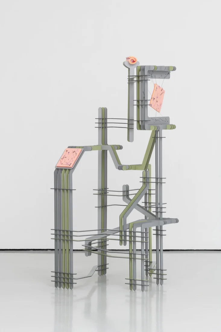 Art Basel uluslararası çağdaş sanat fuarında, sanatçı Cem Orgen'in karakteristik sanatsal çizgisini yansıtan, cesur renkler ve soyut geometrik formlarla zenginleştirilmiş, geniş bir sergi alanında özenle konumlandırılmış etkileyici bir eserinin tüm detaylarını gösteren yüksek çözünürlüklü görsel.