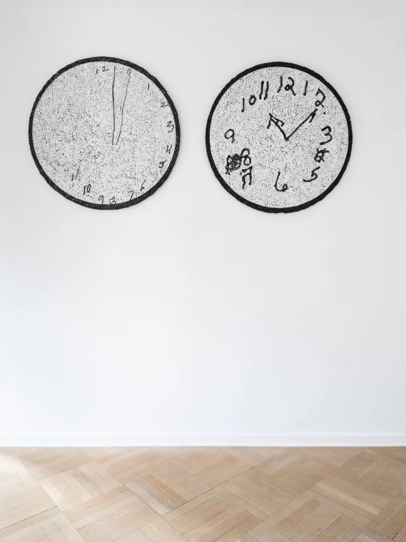 Art Basel Paris 2026 kapsamında düzenlenen geniş bir sanat galerisinde, farklı yaş ve kültürden ziyaretçiler modern ve çağdaş sanat eserlerini dikkatle incelerken, ortamın enerjisi ve sanatseverlerin yoğun ilgisi dikkat çekiyor.