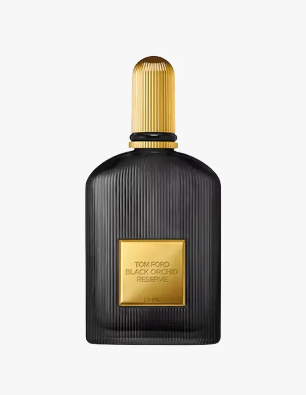 Marka Adı: Tom Ford
Ürün Cinsiyeti: Erkek
Ürün Tipi: Parfüm
Ürün Sezonsallığı: Sonbahar, Kış, Akşam/Özel Ortamlar
Ürün Çeşidi: Reserve Parfüm
Ürün Özellikleri: Altın renkli şık kapağı ve etiket detaylarıyla lüks bir duruş sergileyen, siyah oluklu cam şişede sunulan bu yoğun ve karanlık parfüm, siyah orkide, ylang-ylang ve paçuli notalarının topraksı derinliğiyle karakterize edilmiştir. İçeriğindeki romda bekletilmiş siyah erik notası, kokuya sarhoş edici ve zarif bir odunsuluk katarken, 50 ML hacmiyle kullanışlı bir boyut sunar.
Öne Çıkan Detaylar:
- Altın renkli detaylara sahip, siyah oluklu ve lüks şişe tasarımı
- Siyah orkide, ylang-ylang ve yoğun paçuli notalarıyla topraksı ve derin bir koku profili
- Romda bekletilmiş siyah erik notası ile sarhoş edici ve zarif odunsuluk
Kimler Kullanıyor?: Karakterli ve kendine özgü bir imza arayan, bulunduğu ortama lüks ve gizemli bir hava katmayı seven bireyler için tasarlanmıştır. Bu koku, sofistike tarzlarını güçlü ve unutulmaz bir esansla tamamlamak isteyen, zarif bir duruşa sahip kişilerin tercihidir.
