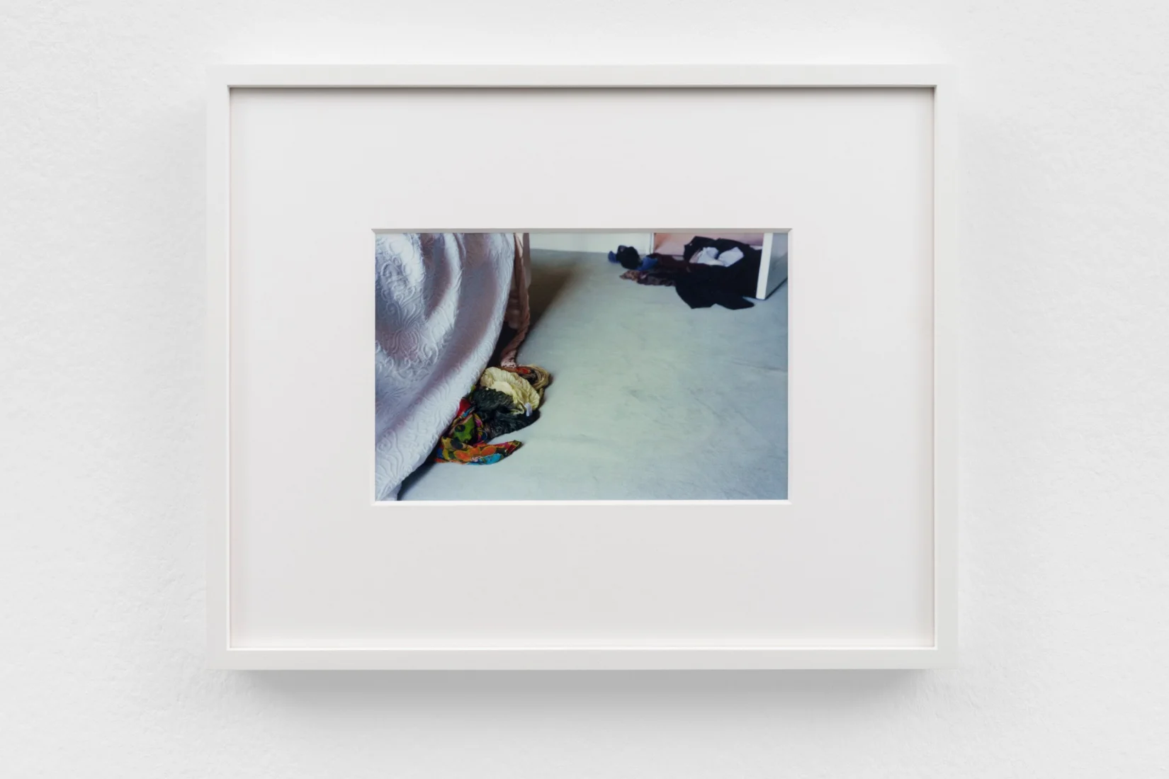 Art Basel Paris fuarındaki Bortolozzi galerisinin standında sergilenen, canlı ve enerjik renk paletiyle göz kamaştıran, modern soyut bir eser, çağdaş sanatın dinamik ruhunu ve fuarın küresel sanat sahnesindeki belirleyici konumunu vurguluyor.