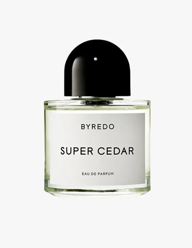 Marka Adı: BYREDO
Ürün Cinsiyeti: Erkek
Ürün Tipi: Parfüm (Eau de Parfum)
Ürün Sezonsallığı: Her Mevsim
Ürün Çeşidi: Odunsu Parfüm
Ürün Özellikleri: Minimalist ve şeffaf cam şişesi, karakteristik kubbeli siyah kapağı ile dikkat çeken Byredo Super Cedar Eau de Parfum, odunsu kokuların bir başyapıtı olarak öne çıkar. Kalemtıraşla yeni açılmış bir kurşun kalemin nostaljik ve temiz Virjinya sediri aromasını merkeze alan bu EDP konsantrasyonundaki parfüm, üst notalarında romantik gül yapraklarıyla odunsuluğun sertliğini yumuşatarak entelektüel bir derinlik sunar. Dip notalarındaki ipeksi misk ve vetiver ile tene bütünleşerek çabasız ve kalıcı bir imza bırakır. Yaklaşık 6-10 saat kalıcılık performansı sunar.
Öne Çıkan Detaylar:
- Kalemtıraşla yeni açılmış kurşun kalemi anımsatan, nostaljik ve temiz Virjinya sediri kokusu
- Romantik gül yaprakları ile yumuşatılan entelektüel odunsu karakter
- İpeksi misk ve vetiver ile tende bütünleşen, çabasız ve kalıcı bir imza
Kimler Kullanıyor?: Günlük yaşamlarında sadeliği ve zarafeti bir araya getiren, nostaljik dokunuşları modern bir yaklaşımla yorumlayan kişiler için idealdir. Çabasız şıklığı benimseyen, özgün ve entelektüel bir duruş sergilemek isteyen herkes bu kokuyu kendi imzası haline getirebilir. Temiz ve odunsu notaların uyumuyla, hem kendine güvenli hem de rahat bir izlenim bırakmayı tercih eden bireylerin tarzını tamamlar.