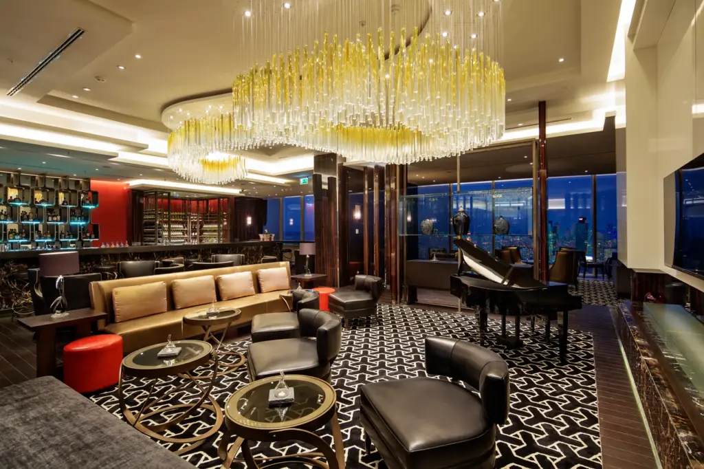 Hilton İstanbul Bomonti Hotel’in 34. katındaki Cloud 34 restoranında panoramik İstanbul manzarası, Japon mutfağı lezzetleri ve canlı müzik atmosferi.