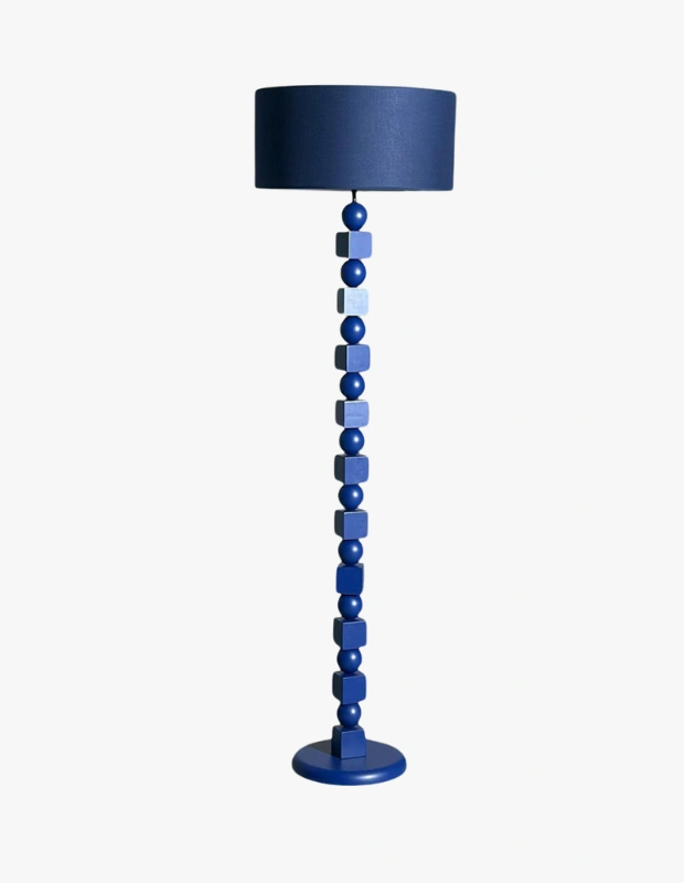Ürün Cinsiyeti: Unisex
Ürün Tipi: Ev Dekorasyonu & Aydınlatma
Ürün Sezonsallığı: Dört Mevsim
Ürün Çeşidi: Lambader
Ürün Özellikleri:
Pinot Interior Poly Navy Blue ahşap lambader, koyu lacivert tonuyla mekâna derinlik kazandırırken ahşap gövdesiyle sıcak bir denge kurar. Yumuşak ışık yayılımı, oturma alanlarında sakin ve sofistike bir ambiyans yaratır. Modern çizgileri sayesinde çağdaş ve zamansız dekorasyonlarla uyumludur.
Öne Çıkan Detaylar:
Ahşap gövde
Lacivert tonlu modern tasarım
Ambiyans odaklı yumuşak ışık
Salon ve okuma köşelerine uygun
Kimler Kullanıyor?
Aydınlatmayı mekânın karakterini belirleyen bir unsur olarak gören, modern ama sıcak atmosferleri sevenler için idealdir.
Pinot Interior ahşap lambader ile yaşam alanlarınıza modern, derin ve sofistike bir aydınlatma ekleyin.