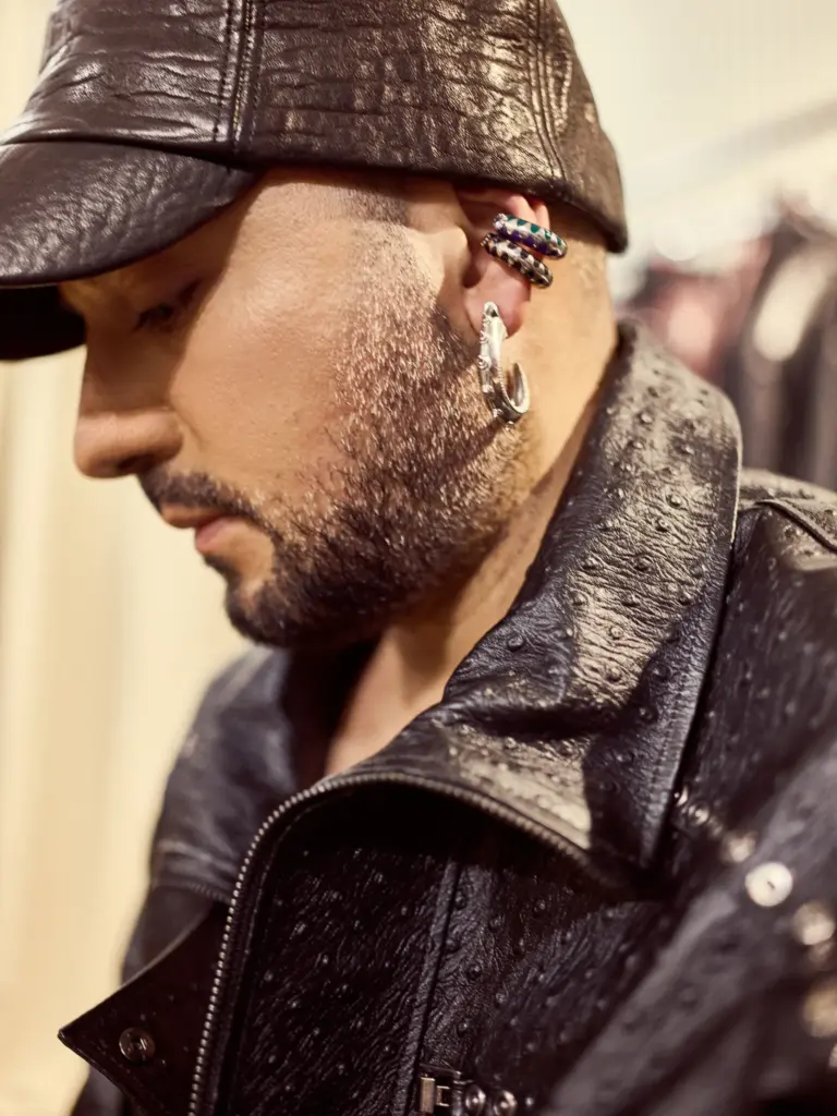 Emre Erdemoğlu aksesuar detayları