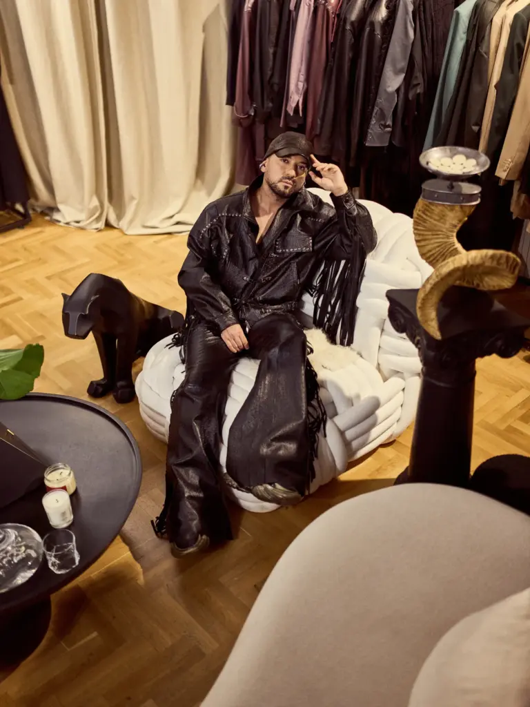 Emre Erdemoğlu showroom'unda