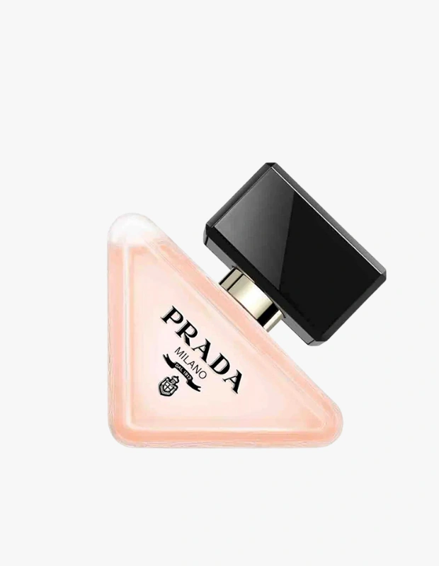 Ürün Cinsiyeti: Kadın

Ürün Tipi: Saç Bakımı & Koku

Ürün Sezonsallığı: Dört Mevsim

Ürün Çeşidi: Saç Parfümü

Ürün Özellikleri:
Paradoxe Hair Mist, Prada’nın ikonik Paradoxe kokusunu saçlar için özel olarak tasarlanmış hafif bir formülle sunar. Saç tellerinde yumuşak, zarif ve kalıcı bir koku izi bırakmayı hedeflerken saçta ağırlık hissi yaratmaz. Günlük kullanımda parfümle uyumlu, sofistike bir tamamlayıcıdır.

Öne Çıkan Detaylar:

İkonik Paradoxe koku karakteri

Saça özel hafif ve nazik formül

Günlük tazeleme için ideal

Zarif ve modern etki

Kimler Kullanıyor?
Parfümünü saçında da taşımak isteyen, feminen ama abartısız kokuları tercih eden kadınlar için idealdir.

Prada Paradoxe hair mist ile saçlarınıza zarif, modern ve sofistike bir koku dokunuşu ekleyin.