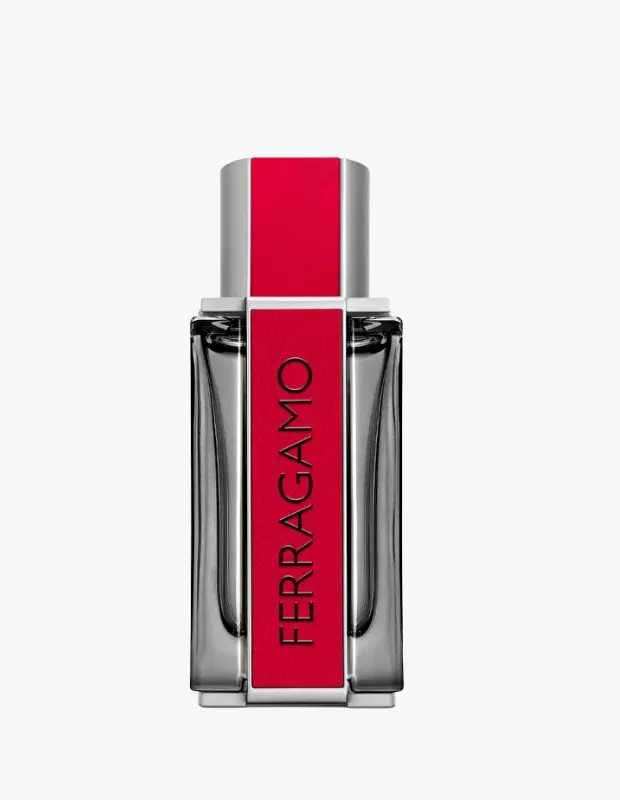 Marka Adı: Ferragamo
Ürün Cinsiyeti: Erkek
Ürün Tipi: Parfüm
Ürün Sezonsallığı: Dört mevsim
Ürün Çeşidi: Eau de Parfum
Ürün Özellikleri: Bu şık erkek parfümü, şeffaf, dikdörtgen prizma şeklindeki cam şişesiyle dikkat çeker. Şişenin ön yüzünde dikey olarak uzanan parlak kırmızı bir bant üzerinde FERRAGAMO yazısı yer alırken, kapak ve taban kısmındaki gümüş tonları modern ve lüks bir görünüm sunar. Eau de Parfum konsantrasyonuyla uzun süreli bir koku deneyimi vadeden bu ürün, zencefil ve mandalinanın enerjik açılışına sahip, ham deri notası, biberiye ve vetiver ile harmanlanmış, Akdeniz esintili dinamik ve karizmatik bir koku profili sunar.
Öne Çıkan Detaylar:
- Şeffaf, dikdörtgen prizma şekilli cam şişe tasarımı
- Ön yüzünde FERRAGAMO yazılı parlak kırmızı dikey bant
- Zencefil, mandalina, ham deri, biberiye ve vetiver içeren dinamik koku profili
Kimler Kullanıyor?: Gündelik lüksü ve modern, dinamik bir karizmayı yaşam tarzına yansıtmak isteyenler için idealdir. Bu parfüm, Akdeniz esintili enerjik ve sofistike bir imza bırakmayı tercih eden, tarz sahibi ve özgün bireylerin tercihidir. Hem ofis şıklığına hem de sosyal etkinliklere uyum sağlayacak, gün boyu kalıcı ve etkileyici bir koku arayan herkes bu ürünü rahatlıkla kullanabilir.
