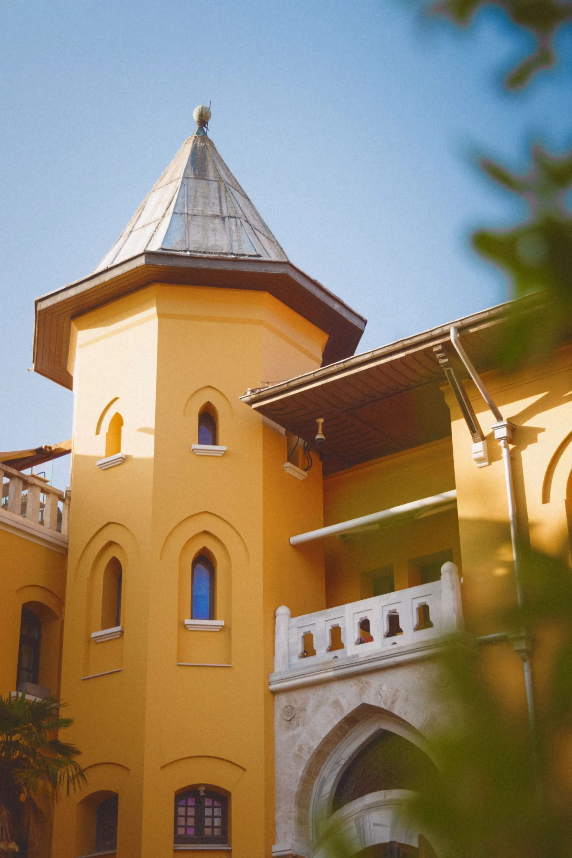 Tarihi yarımadanın kalbinde yer alan, klasik Osmanlı mimarisine sahip görkemli Four Seasons Hotel Istanbul at Sultanahmet, 2026 yılı Michelin Key Ödülleri'nde Türkiye'nin tek üç anahtarlı oteli olarak öne çıkıyor.