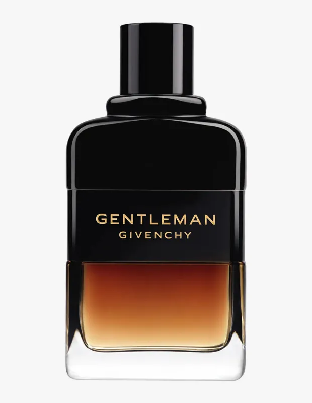 Marka Adı: Givenchy
Ürün Cinsiyeti: Erkek
Ürün Tipi: Parfüm
Ürün Sezonsallığı: Sonbahar/Kış ve Özel Akşam Anları
Ürün Çeşidi: Eau de Parfum (EDP)
Ürün Özellikleri: Givenchy Gentleman Reserve Prıvee Eau de Parfum, şık ve modern bir tasarıma sahip, alt kısmı şeffaf camdan kehribar rengi parfüme geçiş yapan, üst kısmı ise opak siyah bir gövdeye sahip dikdörtgen şişesiyle dikkat çeker. Şişenin ortasında altın rengi GENTLEMAN GIVENCHY yazısı, markanın lüks dokunuşunu vurgular. Parlak siyah, minimalist bir kapağa sahiptir. Viski dünyasının rafine ilhamıyla tasarlanmış bu EDP, açılışta kişniş ve bergamotun taze notalarını barındırır. Kalbinde pudralı iris çiçeği, arpa ve kehribarlı odunların zenginliğiyle harmanlanırken, dumanlı viski akoru kokuya sofistike bir derinlik katmaktadır.

Öne Çıkan Detaylar:
- Yarı opak siyah ve şeffaf camın birleşimiyle tasarlanmış lüks şişe
- Dumanlı viski akoru, pudralı iris ve odunsu notalar içeren rafine koku profili
- Kalıcılığı yüksek Eau de Parfum (EDP) konsantrasyonu ile uzun süreli etki

Kimler Kullanıyor?: Rafine zevkleri olan, modern ve karizmatik bir duruş sergilemekten hoşlanan kişiler bu özel parfümü tercih edebilir. Şıklığı ve sofistikasyonu tarzının ayrılmaz bir parçası olarak gören, girdiği her ortamda etkileyici ve akılda kalıcı bir iz bırakmayı arzulayan herkesin beğenisini kazanabilir. Özgüvenli ve zarif bir karaktere sahip bireyler için tasarlanmış, güçlü ama dengeli bir koku deneyimi sunar.