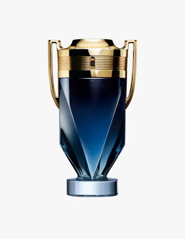 Marka Adı: Rabanne
Ürün Cinsiyeti: Erkek
Ürün Tipi: Parfüm
Ürün Sezonsallığı: Sonbahar/Kış
Ürün Çeşidi: Parfum (Konsantrasyon)
Ürün Özellikleri: Bu Rabanne Invictus Parfum, zafer kupasını andıran, koyu mavi fasetalı cam şişesi ve altın rengi kapağı ile yan tutacaklarıyla modern bir gücü ve stil sahibi bir duruşu temsil eder. Serinin en olgun ve karanlık üyesi olan bu koku, alışılmış sucul tazeliği bir kenara bırakarak lavanta ve pembe biberin enerjik notalarıyla açılan mistik bir profil sergiler. Yüksek konsantrasyonu sayesinde tende uzun süreli kalıcılık ve derin bir yayılım sunarken, temeldeki sandal ağacı ve kaşmeran birlikteliği parfüme alışılmışın dışında tuzlu bir odunsuluk ve tenle bütünleşen sıcaklık katar.
Öne Çıkan Detaylar:
- Zafer kupasını andıran, iddialı ve güçlü şişe tasarımı.
- Koyu mavi, fasetalı cam gövde ve altın rengi metalik detaylar.
- Lavanta, pembe biber, sandal ağacı ve kaşmeran notalarıyla mistik, tuzlu odunsu ve sıcak bir koku profili.
Kimler Kullanıyor?: Bu parfüm, kendine güvenen, karizmatik ve etkileyici bir izlenim bırakmak isteyen kişiler için idealdir. Gündüzden geceye uzanan anlarda, özgün ve sofistike tarzını kokusuyla mühürlemeyi seven, modern ve güçlü duruşlu bireylerin tercihi olacaktır. Çevresinde gizemli ve çekici bir aura yaratmayı arzulayan herkes bu kokunun teniyle bütünleşen sıcaklığını ve derinliğini benimseyebilir.