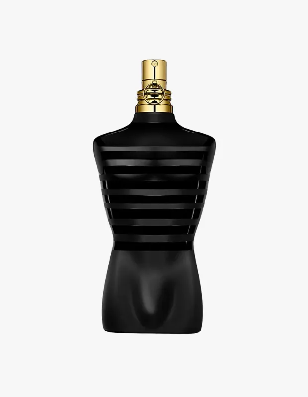 Marka Adı: Jean Paul Gaultier
Ürün Cinsiyeti: Erkek
Ürün Tipi: Parfüm
Ürün Sezonsallığı: Sonbahar/Kış ve özel akşam davetleri
Ürün Çeşidi: Parfum (Extrait de Parfum) konsantrasyonu
Ürün Özellikleri: Ürün, Jean Paul Gaultier markasının ikonik erkek torso şişesinin mat siyah, çizgili bir yorumudur. Şişenin üst kısmında altın renkli sprey mekanizması ve kabartmalı bir amblem detayı bulunur. Koku, orijinal fujer DNA’sını yoğun kakule ve kremsi iris ile birleştirerek modern bir beyefendi silüeti sunar. Odunsu yapısını alt notalardaki isli oryantal notalar ve lavanta akoruyla desteklerken, bitişindeki vanilya dokunuşu sert odunsuluğu yumuşak bir maskülenliğe hapsediyor.
Öne Çıkan Detaylar:
- İkonik mat siyah, çizgili erkek torso şişe tasarımı ve altın renkli kapak detayları.
- Koku profilinde yoğun kakule, kremsi iris ve lavanta akorlarının modern birleşimi.
- Dip notalarda isli oryantal notaların vanilya dokunuşuyla yumuşatılarak sağladığı kalıcı ve derin maskülen etki.
Kimler Kullanıyor?: Bu parfüm, zarif bir modernlik ve güçlü bir duruş sergilemek isteyen, etkileyici bir izlenim bırakmayı seven, sofistike bir karaktere sahip kişilere hitap eder. Özellikle akşam etkinliklerinde veya özel buluşmalarda akılda kalıcı, karizmatik ve gizemli bir imza bırakmak isteyenler için idealdir. Klasik ve çağdaş maskülenliği bir arada taşıyan bu kokuyu benimseyenler, imza kokularıyla fark yaratmayı seven bireylerdir.