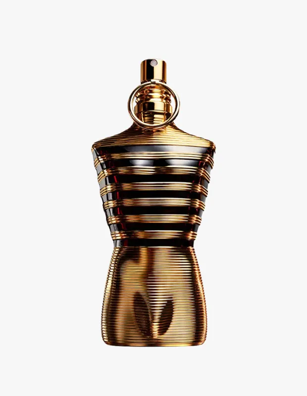 Marka Adı: Jean Paul Gaultier
Ürün Cinsiyeti: Erkek
Ürün Tipi: Parfüm
Ürün Sezonsallığı: Kış, Sonbahar ve Özel Akşamlar
Ürün Çeşidi: Parfüm (Elixir konsantrasyonunda)
Ürün Özellikleri: Şişesi, altın rengi erkek torso formunda, siyah ve altın yatay çizgili tasarımıyla dikkat çekiyor. Jean Paul Gaultier Le Male serisinin en yoğun Elixir versiyonu olan bu parfüm, tropikal tonka fasulyesi, lavanta ve nane tazeliğini bir araya getirerek klasik fujer yapısına modern ve ateşli bir yorum getiriyor. Yoğun bal ve benzoin notalarıyla zenginleşen koku, baharatlı, yapışkan, seksi ve karanlık, altın rengi bir aura yaratarak güçlü ve unutulmaz bir iz bırakıyor.
Öne Çıkan Detaylar:
- Altın rengi ve siyah yatay çizgili, ikonik erkek torso formunda göz alıcı şişe tasarımı.
- Klasik Le Male serisinin en yoğun ve ateşli Elixir konsantrasyonu ile benzersiz bir koku deneyimi.
- Tropikal tonka fasulyesi, lavanta, bal ve benzoinin harmanıyla yaratılan seksi, baharatlı ve altın rengi aura.
Kimler Kullanıyor?: Kendi tarzını kokusuyla mühürlemek isteyen, cesur ve karizmatik bir duruş sergileyen erkekler için idealdir. Özellikle özel davetlerde, gece buluşmalarında veya etkileyici bir izlenim bırakmak istedikleri anlarda güçlü, sıcak ve unutulmaz bir aura yaratmayı tercih eden kişiler bu parfümün çekiciliğini takdir edecektir. Koyu ve şehvetli kokuları seven, dikkat çekmekten çekinmeyen modern ve sofistike bireylerin imzası olabilir.