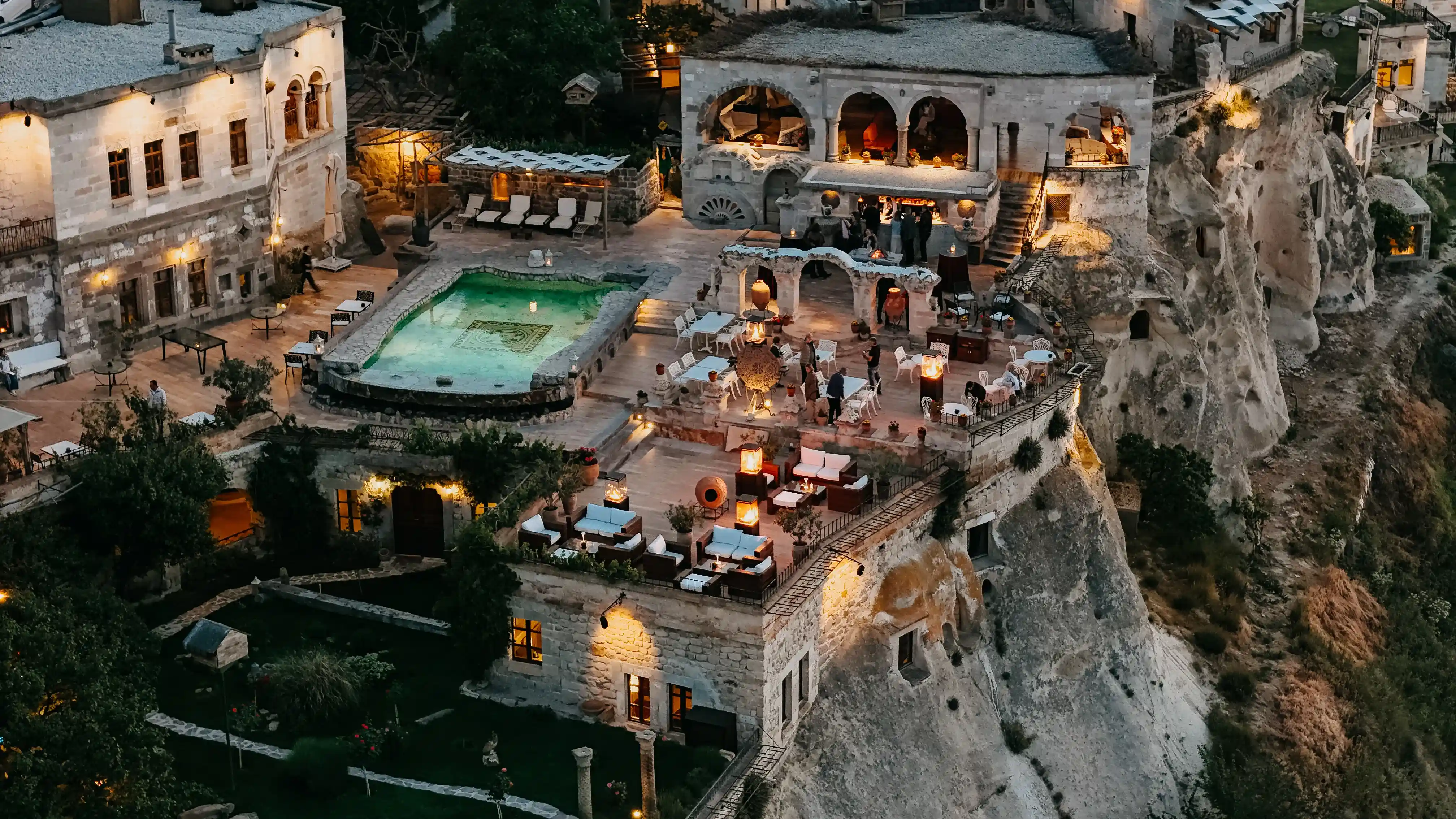 Kapadokya'nın eşsiz doğal yapısına entegre edilmiş, otantik ve lüks detaylarla bezeli Museum Hotel'in taş kemerli, teraslı dış cephesi, bölgenin büyüleyici peri bacaları ve vadilerine nazır muhteşem bir manzara sunuyor.