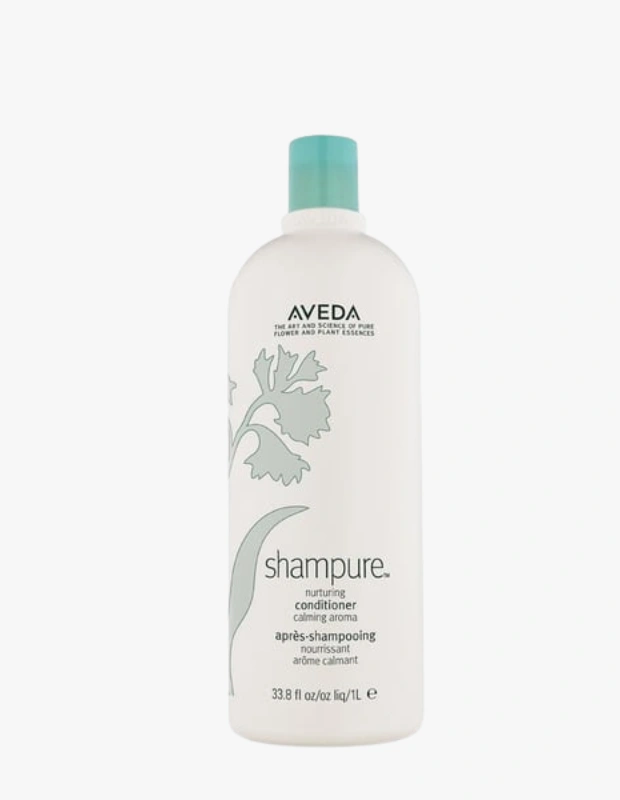 Marka Adı: Aveda
Ürün Cinsiyeti: Belirtilmemiş
Ürün Tipi: Saç Kremi
Ürün Sezonsallığı: Belirtilmemiş
Ürün Çeşidi: Besleyici saç kremi
Ürün Özellikleri: Aveda markasına ait bu besleyici saç kremi, saf çiçek ve bitki özlerinin bilimini yansıtan bir formüle sahiptir. Shampure serisinin bir parçası olan ürün, saç tellerini beslemeyi ve sakinleştirici aromasıyla duyusal bir deneyim sunmayı amaçlar. 1 litrelik beyaz şişesi, turkuaz kapak ve zarif yeşil bitki illüstrasyonu ile tasarlanmıştır.
Öne Çıkan Detaylar:
- Besleyici ve saç tellerini güçlendiren formül.
- Sakinleştirici aromasıyla rahatlatıcı bir deneyim sunar.
- Saf çiçek ve bitki özleriyle zenginleştirilmiştir.
Kimler Kullanıyor?: Saçlarına nazik ve besleyici bir bakım uygulamak isteyen, saç tellerinin yumuşaklığını ve canlılığını korumayı önemseyen kişiler için uygundur. Özellikle saçlarının ihtiyacına yönelik nemlendirici ve güçlendirici bir ürün arayanlar ile sakinleştirici, doğal bir aroma deneyimlemeyi tercih eden herkes bu ürünü rahatlıkla kullanabilir.