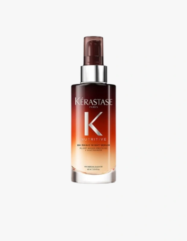 Marka Adı: Kerastase
Ürün Cinsiyeti: Belirtilmemiş
Ürün Tipi: Saç Serumu
Ürün Sezonsallığı: Belirtilmemiş
Ürün Çeşidi: Besleyici Gece Saç Serumu (kuru saçlar için)
Ürün Özellikleri: Bu ürün, Kerastase markasının Nutritive serisine ait, özellikle kuru saçlar için formüle edilmiş besleyici bir gece serumudur. İçeriğinde bitki bazlı proteinler ve niasinamid bulunan bu serum, saç tellerini gece boyunca nemlendirmeyi ve beslemeyi hedefler. Şık, gradyan renkli (koyu kırmızıdan kehribara geçişli) cam şişesi ve gümüş renkli pompa mekanizmasıyla modern ve zarif bir tasarıma sahiptir. 90 ml hacmindedir.
Öne Çıkan Detaylar:
- 8 saat etkili sihirli gece bakımı sunar
- Bitki bazlı proteinler ve niasinamid ile zenginleştirilmiştir
- Kuru saçlar için özel olarak formüle edilmiştir
Kimler Kullanıyor?: Saçlarını gece boyunca derinlemesine besleyerek onarmayı ve nemlendirmeyi önemseyenler bu ürünü tercih edebilir. Özellikle kuru saç tellerine sahip olup, saçlarına canlılık ve parlaklık kazandırmak isteyenler için idealdir. Boyalı saçların rengini koruma ve yıpranmaya karşı bakım rutinini güçlendirmek isteyen herkesin kullanımına uygundur.
