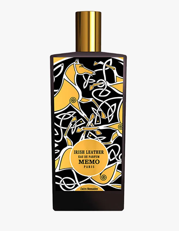 Marka Adı: MEMO
Ürün Cinsiyeti: Erkek
Ürün Tipi: Parfüm (Eau de Parfum)
Ürün Sezonsallığı: Dört Mevsim
Ürün Çeşidi: Deri Parfüm
Ürün Özellikleri: Memo Irish Leather Eau de Parfum, koyu renkli dikdörtgen şişesi üzerinde altın, siyah ve beyaz renklerde İrlanda Kelt düğümleri ve stilize edilmiş at motifleriyle dikkat çeker. Şişenin altın rengi kapağı lüks bir bitiş sağlarken, kokunun kendisi deriye yeşil ve dumanlı bir perspektiften yaklaşır. İrlanda sabahlarının serinliğini tenle buluşturan bu Eau de Parfum, ardıç meyvesi ve pembe biberin soğuk açılışıyla başlar, adaçayı ve maté çayı ile aromatik bir derinlik kazanır. Dip notalardaki deri ve kehribar, kokuya kalıcı ve sofistike bir dokunuş ekleyerek onu vahşi doğa yürüyüşlerinden lüks binicilik kulüplerine taşıyan çok yönlü bir imza haline getirir.
Öne Çıkan Detaylar:
- Kelt düğümleri ve stilize at motifleriyle zenginleştirilmiş özgün şişe tasarımı
- Deriye yeşil ve dumanlı bir perspektiften yaklaşan, İrlanda sabahı esintisi taşıyan koku profili
- Ardıç meyvesi, pembe biber, adaçayı, maté çayı ile derin deri ve kehribar notalarının uyumu
Kimler Kullanıyor?: Kokusunu kişisel imzasının ayrılmaz bir parçası olarak gören, hem doğanın özgürlüğünü hem de şehir hayatının sofistikasyonunu seven bireyler için tasarlanmıştır. Macera ruhlu, derinlikli ve özgün parfümleri tercih eden, tarzını cesur ve unutulmaz bir kokuyla pekiştirmek isteyenler bu ürünü benimser. İster günlük kullanımda ister özel anlarda, her ortamda karakterini ortaya koyan, etkileyici ve kalıcı bir iz bırakmayı hedefleyen herkes için uygun bir seçimdir.