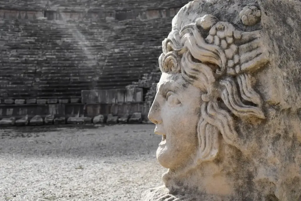 Aspendos Antik Tiyatrosu Medusa heykeli.