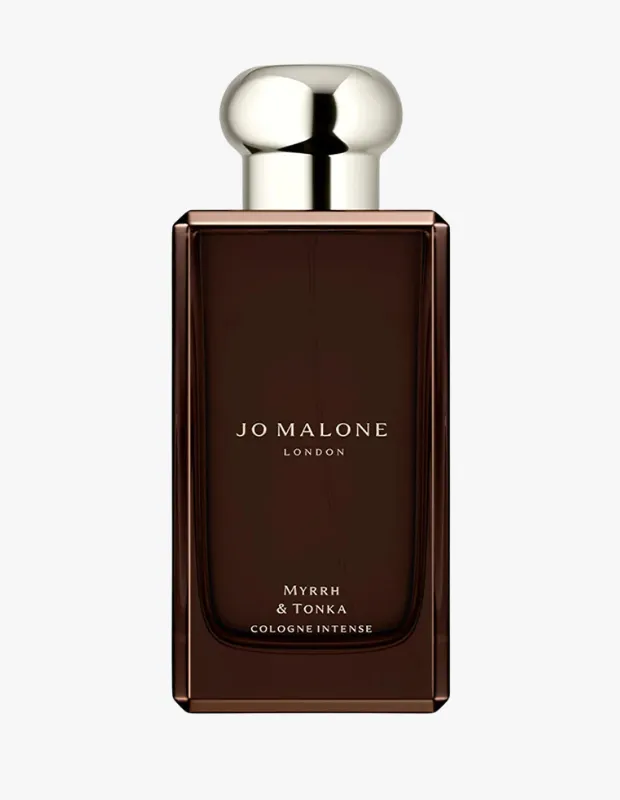 Marka Adı: Jo Malone London
Ürün Cinsiyeti: Erkek
Ürün Tipi: Parfüm
Ürün Sezonsallığı: Sonbahar/Kış
Ürün Çeşidi: Baharatlı Parfüm
Ürün Özellikleri: Koyu kehribar renginde, şık ve köşeli cam şişesiyle öne çıkan bu Cologne Intense, metalik gümüş yuvarlak kapağıyla minimalist bir estetik sunar. Namibya mür reçinesinin mistik ve dumanlı sıcaklığını, tonka fasulyesinin bademsi dokusuyla buluşturarak tene derin ve asil bir imza atar. Lavantanın yumuşak açılışıyla başlayan bu oryantal esans, yoğunlaştırılmış formülü sayesinde uzun süreli kalıcılık vadeder.
Öne Çıkan Detaylar:
- Namibya mür reçinesi ve tonka fasulyesi notaları
- Lavanta ile dengelenen mistik baharat şöleni
- Koyu kehribar rengi, köşeli cam şişe ve metalik gümüş kapak
Kimler Kullanıyor?: Kokusuyla kişiliğini derin ve asil bir şekilde ifade etmeyi seven, gizemli ve zamansız bir duruş sergileyen bireyler bu parfümü tercih edebilir. Hem özel davetlerde hem de günlük yaşamın şık anlarında unutulmaz bir iz bırakmak isteyen, oryantal sıcaklığı ve baharatların büyüleyici etkisini arayan herkesin tarzına uyum sağlayacaktır.