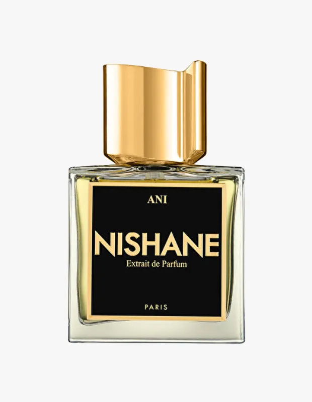 Marka Adı: Nishane
Ürün Cinsiyeti: Erkek
Ürün Tipi: Parfüm (Extrait de Parfum)
Ürün Sezonsallığı: Soğuk hava koşulları veya akşam etkinlikleri için uygun
Ürün Çeşidi: Ani
Ürün Özellikleri: Bu Nishane parfümü, şeffaf cam şişesi ve göz alıcı gold renkli metalik kapağıyla modern ve lüks bir tasarıma sahiptir. İçindeki açık sarı renkli sıvı, en saf ve yoğun parfüm formu olan Extrait de Parfum konsantrasyonunu temsil eder. Koku profili, zencefil ve pembe biberin enerjik ve baharatlı açılışıyla başlar, ardından kalbindeki sıcak kakule ve kremsi vanilya notalarıyla teni sarmalar. Sanatsal bir dokunuşla dip notalardaki zengin sandal ağacıyla tamamlanan bu koku, Ani harabelerinden ilham alan derin ve kalıcı bir baharatlı imza sunar.
Öne Çıkan Detaylar:
- Türk niş parfümcülüğünün baharatlı kokular arasında altın standardı kabul edilen ikonik eseri.
- Zencefil, pembe biber, kakule, vanilya ve sandal ağacından oluşan katmanlı ve sarmalayıcı koku profili.
- Extrait de Parfum konsantrasyonuyla 24 saate kadar kalıcılık ve etkileyici yayılım sunar.
Kimler Kullanıyor?: Koku imzasıyla çevresinde unutulmaz bir iz bırakmayı seven, sofistike ve karakterli bir duruş sergileyen kişiler bu parfümü tercih edebilir. Baharatlı notaların sıcaklığı ve Extrait de Parfum'un yoğunluğuyla özgüvenli ve etkileyici bir hava yaratmayı arzulayanlar için idealdir. Sanatsal derinliği ve niş yapısıyla özgünlüğüne değer veren herkesin tarzını tamamlayan, güçlü bir ifade biçimidir.