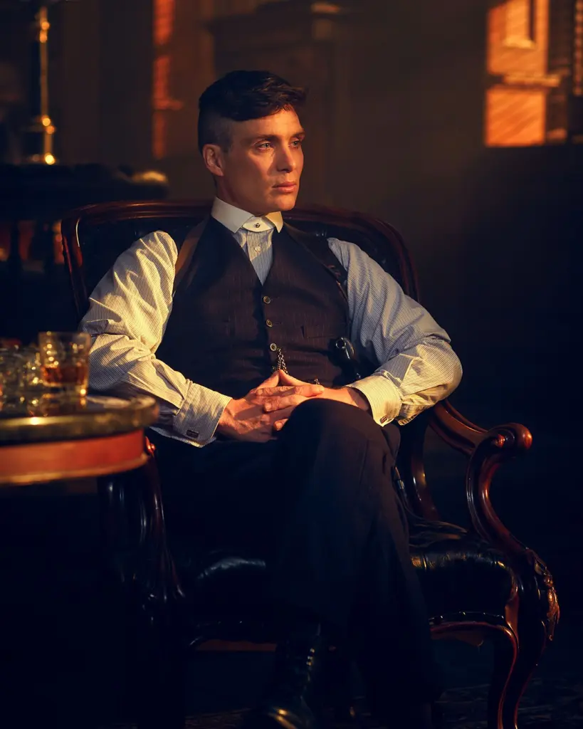Thomas Shelby Geri Döndü! Peaky Blinders Stilinden İlhamla Modern Erkek Modası