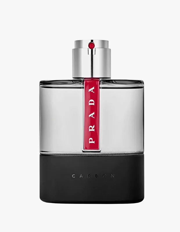 Marka Adı: Prada
Ürün Cinsiyeti: Erkek
Ürün Tipi: Parfüm (Eau de Toilette)
Ürün Sezonsallığı: Dört Mevsim
Ürün Çeşidi: Luna Rossa Carbon
Ürün Özellikleri: Bu Prada Luna Rossa Carbon Eau de Toilette, geleneksel fujer yapısını metalik bir modernizmle harmanlayan, teknolojik ve pürüzsüz bir koku deneyimi sunar. Üst notalarda lavantanın klasik temizliği İtalyan bergamotunun yüksek enerjisiyle canlanırken, kalp notalarında sentetik metalik akorlar ve kömür dokunuşuyla modern bir derinlik kazanır. Ambroxan ve paçuliden oluşan dip notalar, kokunun tende bütünleşen ve uzun süre kalıcı, sofistike bir imza bırakmasını sağlar. Şeffaf camdan yapılmış üst kısmı mat siyah tabanla kontrast oluşturan şişesi, kırmızı dikey şeridi ve gümüş detaylarıyla modern ve minimalist bir estetiği yansıtır.
Öne Çıkan Detaylar:
- Şeffaf cam şişenin mat siyah tabanla modern ve minimalist tasarımı, kırmızı dikey Prada logosu ile dikkat çeker.
- Kokuya teknolojik bir cool luk katan sentetik metalik notalar ve kömür akoru içerir.
- Klasik lavanta temizliğini İtalyan bergamotunun enerjisiyle harmanlayan ferah ve aromatik bir başlangıca sahiptir.
Kimler Kullanıyor?: Kendi tarzını modern bir zarafet ve teknolojik bir dokunuşla ifade etmeyi seven, şehirli ve dinamik bireyler bu kokuyu benimseyecektir. Gelenekselin dışına çıkarak yenilikçi ve rafine bir imza arayan, aynı zamanda temiz ve pürüzsüz bir duruş sergileyenler için idealdir. Hem günlük kullanımda hem de özel anlarda fark yaratmak isteyen, stil sahibi ve özgüvenli kişiler bu parfümün eşsiz karakterini taşıyabilir.