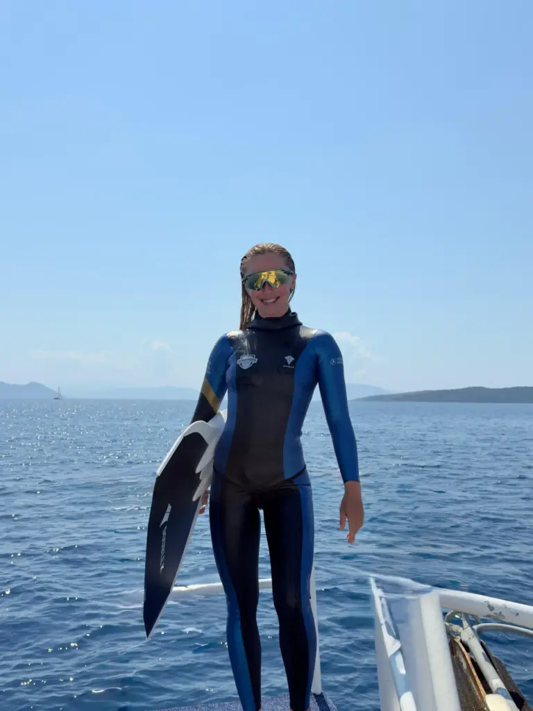 Serbest dalış sporcusu, dalış kıyafetiyle deniz üzerinde monofiniyle poz veriyor – Türkiye açıkları, yaz günü, profesyonel serbest dalış ekipmanı