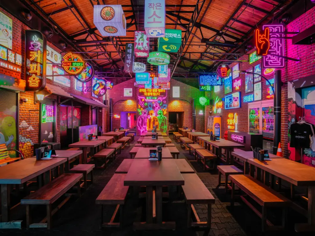 Yapı Kredi Bomontiada’daki Seoul Kitchen restoranında Kore mutfağı lezzetleri, neon dekor ve modern atmosfer.