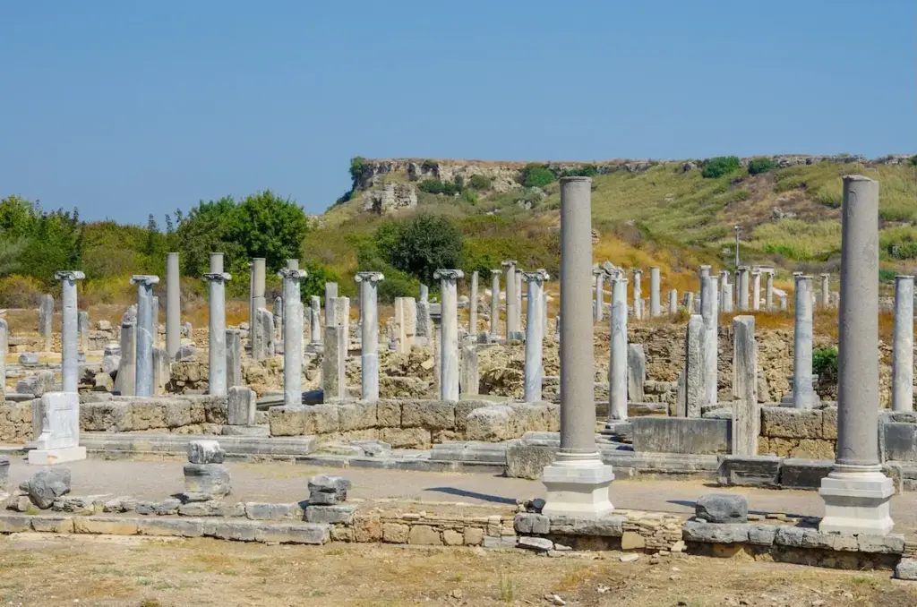 Aspendos Antik Tiyatrosu antik sütunlar.