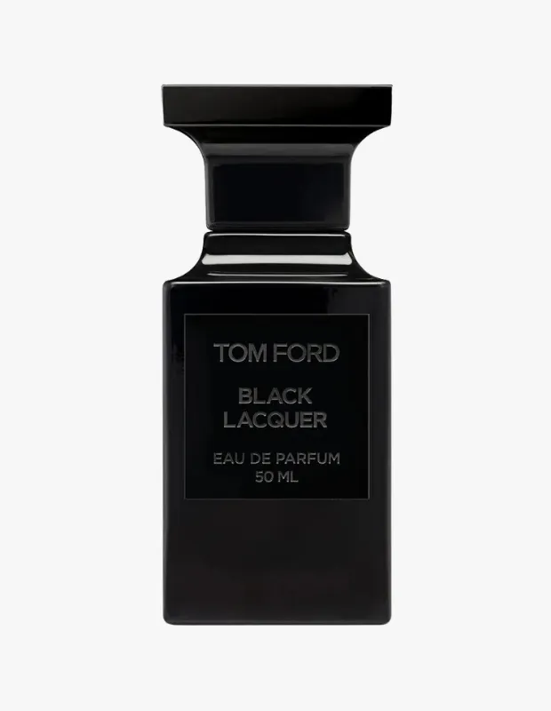 Marka Adı: Tom Ford
Ürün Cinsiyeti: Erkek
Ürün Tipi: Parfüm
Ürün Sezonsallığı: Kış/Sonbahar veya Özel Akşamlar
Ürün Çeşidi: Eau de Parfum
Ürün Özellikleri: Bu Tom Ford Black Lacquer Eau de Parfum, 50 ml hacminde, parlak siyah renkli, köşeli cam bir şişede sunulmaktadır. Şişenin modern ve şık tasarımı, kapağıyla uyumlu, mat ve parlak yüzeylerin kontrastını yansıtır. Parfümeride lakeli ahşap ve deri etkileşimini keşfeden bu fütüristik eser, mürekkep akoru ve karabiberin karanlık gizemiyle açılır. Kalbindeki elemi reçinesi ve deri notaları, nadir bulunan bir abanoz ağacı (ebony) özüyle birleşerek tene parlak siyah bir zırh gibi oturan, ultra-modern ve gurme bir derinlik sunar.
Öne Çıkan Detaylar:
- Lakeli ahşap ve deri etkileşimini keşfeden fütüristik koku
- Mürekkep akoru ve karabiberin karanlık gizemiyle açılış
- Elemi reçinesi, deri notaları ve abanoz ağacı özüyle ultra-modern ve gurme derinlik
Kimler Kullanıyor?: Modern lüksü ve sofistike duruşu kokusuyla ifade etmek isteyen, karakterli ve iddialı kişiler bu fütüristik deri kokusunu tercih edebilir. Koyu ve gizemli notalarıyla çevresinde unutulmaz bir iz bırakmayı seven, ultra-modern ve gurme derinliği benimseyen herkes için uygundur.