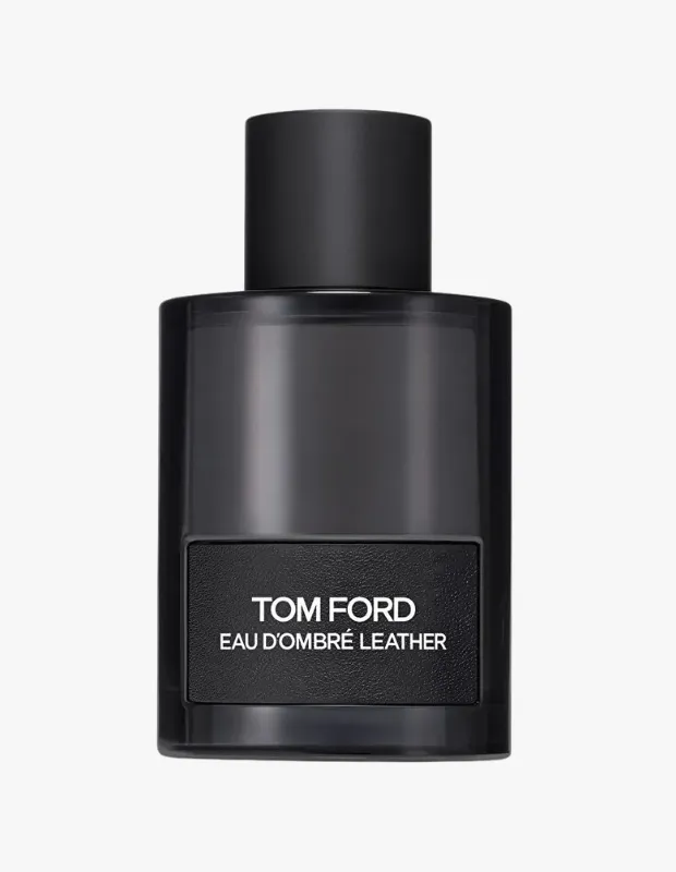 Marka Adı: Tom Ford
Ürün Cinsiyeti: Erkek
Ürün Tipi: Parfüm
Ürün Sezonsallığı: Her mevsim
Ürün Çeşidi: Deri Koku
Ürün Özellikleri: Tom Ford Eau D'Ombre Leather, sade ve modern bir tasarıma sahip, koyu renkli dikdörtgen cam şişesi ve siyah kapağıyla şık bir görünüme sahiptir. Koyu mat siyah etiketi üzerinde ürün adı ve markası net bir şekilde belirtilmiştir. Koku, orijinal deri DNA'sını daha şeffaf ve ferah bir boyuta taşıyarak zencefil ve kişnişin yarattığı taze parlaklıkla açılır. Kalbindeki siyah deri akoru, vanilya ve amberin sıcaklığıyla yumuşatılarak daha giyilebilir, güneşli bir çöl esintisi hissi verir; hem vahşi hem de son derece sofistike bir karakter sergiler.
Öne Çıkan Detaylar:
- Orijinal deri notasının daha şeffaf ve ferah bir yorumu
- Zencefil ve kişnişle sağlanan taze ve parlak açılış
- Vanilya ve amberle yumuşatılmış siyah deri akoru
Kimler Kullanıyor?: Karakterli ve akılda kalıcı bir imza arayan, hem cesur hem de zarif bir duruş sergileyen bireyler için idealdir. Deri kokusunun vahşi çekiciliğini modern ve rafine bir dokunuşla taşımayı seven, sofistike tarzlarını kokularıyla tamamlamak isteyenler bu parfüme yönelebilir. Güneşli ve havadar notaların eşlik ettiği bu deri yorumu, günlük şıklığından özel davetlere kadar geniş bir kullanım alanı sunarak kendinden emin ve stil sahibi bir ifade katmak isteyenlere hitap eder.