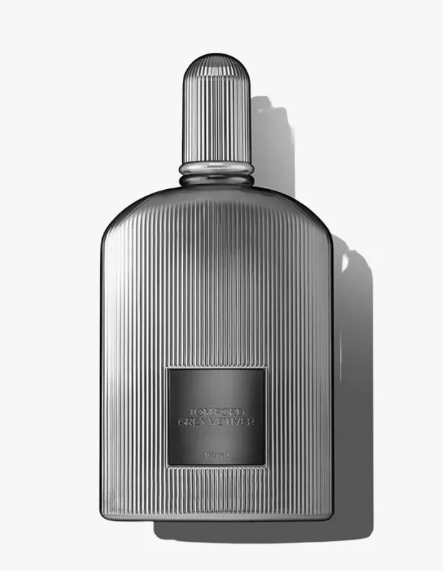 Marka Adı: Tom Ford
Ürün Cinsiyeti: Erkek
Ürün Tipi: Parfüm
Ürün Sezonsallığı: Belirtilmemiş
Ürün Çeşidi: Odunsu
Ürün Özellikleri: Bu ürün, Tom Ford'un ikonik Grey Vetiver serisinin Parfum konsantrasyonlu, 100 ml'lik versiyonudur. Dikey çizgili, gümüşi gri renkte, dikdörtgen formlu cam şişesi ve aynı renkte şık kapak tasarımıyla modern ve minimalist bir estetik sunar. Vetiverin en saf ve lüks halini portakal çiçeğiyle harmanlayan, kalbinde safran dokunuşuyla sıcak bir baharatlılık barındıran ve dip notalarında yoğun meşe yosunu ile vetiveri buluşturan odunsu bir kokuya sahiptir. Yüksek parfüm yağı konsantrasyonu sayesinde hassas tenler için uygun olup, 24 saati aşabilen üstün kalıcılık ve mesafeli bir yayılım performansı sunar, keskin ve karizmatik bir imza bırakır.
Öne Çıkan Detaylar:
- Yoğun ve topraksı gümüşi bir yorum sunan lüks vetiver esansı
- Portakal çiçeği ve safran dokunuşuyla zenginleşen baharatlı ve aydınlık notalar
- Jilet gibi keskin, uzun süre kalıcı ve üst düzey karizma vadeden Parfum konsantrasyonu
Kimler Kullanıyor?: Bu parfüm, klasik maskülenliği modern bir zarafetle birleştirmeyi arzulayan, sofistike ve kendine güvenen bireylere hitap eder. Girdiği her ortamda güçlü ve unutulmaz bir iz bırakmak isteyen, jilet gibi keskin ve rafine bir karizmaya sahip, zamansız lüksü ve old-money estetiğini benimsemiş kişiler için görünmez bir imza niteliğindedir. İş toplantılarından özel davetlere kadar her an, kalıcılığı ve etkileyiciliğiyle öne çıkmak isteyenler tarafından tercih edilebilir.