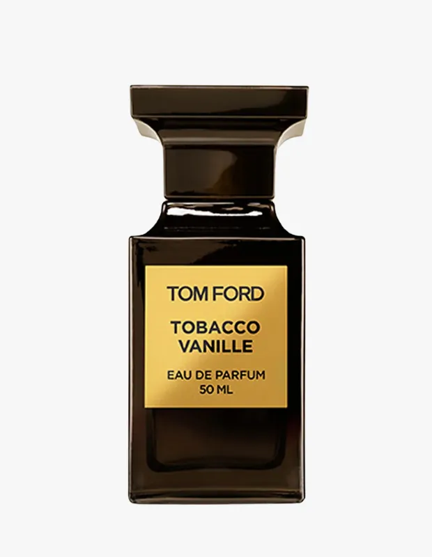 Marka Adı: Tom Ford
Ürün Cinsiyeti: Erkek
Ürün Tipi: Parfüm
Ürün Sezonsallığı: Sonbahar, Kış
Ürün Çeşidi: EdP (Eau de Parfum), 50 ML
Ürün Özellikleri: Bu parfüm, Tom Ford markasının kültleşmiş Tobacco Vanille serisine ait 50 ml Eau de Parfum versiyonudur. Dikdörtgen formda, koyu kahverengi veya siyah renkte cam şişesi ve aynı renk zarif kapağı bulunur. Şişenin ortasında altın rengi, minimalist bir etiket üzerinde marka adı ve ürün detayı yer alır. İngiliz beyefendi kulüplerinin atmosferini modernize eden bu koku, tütün çiçeği ve zencefilin keskin notalarıyla açılış yapar. Kalbinde tonka fasulyesi ve kakao, baharatlı yapıyı gurme bir tatlılığa taşırken, dip notalardaki kuru meyve akorları kokuya zengin ve derin bir karakter kazandırır.
Öne Çıkan Detaylar:
- İngiliz beyefendi kulübü kokularının modern yorumu
- Tütün çiçeği, zencefil, tonka fasulyesi, kakao ve kuru meyve notaları içeren baharatlı ve gurme koku profili
- Lüks ve zarif, koyu renkli cam şişe tasarımı
Kimler Kullanıyor?: Bu parfüm, klasikleşmiş ancak modern bir duruş sergileyen, karakterli ve akılda kalıcı bir imza arayan, sofistike bireyler için idealdir. Özellikle sıcak, baharatlı ve gurme notaları seven, duruşuyla gittiği her ortamda fark yaratan, özgüvenli ve zarif bir tarza sahip kişiler bu kült kokuyu tercih edebilir.