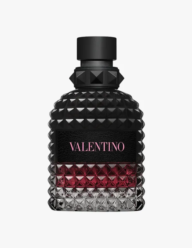 Marka Adı: Valentino
Ürün Cinsiyeti: Erkek
Ürün Tipi: Parfüm
Ürün Sezonsallığı: Sonbahar/Kış, Gece
Ürün Çeşidi: Tatlı, Vanilyalı
Ürün Özellikleri: Valentino Born in Roma Uomo Intense, Roma’nın gece hayatından ilham alan, koyu ve zımbalı cam şişesiyle modern maskülenliği temsil eder. Şişenin ortasında pembe VALENTINO yazısı ve altında koyu kırmızı renkte görünen parfüm sıvısı, cesur bir estetik sunar. Koku, taze zencefil ve adaçayı ile aromatik bir başlangıç yaparken, kalbindeki füme vetiver ile dengelenir ve yoğun vanilya infüzyonu ile pürüzsüz, seksi ve karanlık bir tatlılık kazanır.
Öne Çıkan Detaylar:
- Koyu ve zımbalı cam şişe tasarımı.
- Zencefil, adaçayı, füme vetiver ve yoğun vanilya notaları.
- Roma gece hayatından ilham alan, modern ve seksi koku profili.
Kimler Kullanıyor?: Bu parfüm, kendi tarzını güçlü ve modern bir maskülenlikle ifade eden, şehir hayatının enerjisini ve gece davetlerinin çekiciliğini seven bireyler için tasarlandı. Kendine güvenli, sofistike ve karizmatik bir duruş sergileyen, imzasıyla fark yaratmayı arzulayan herkes bu karanlık ve pürüzsüz kokunun cazibesine kapılabilir.