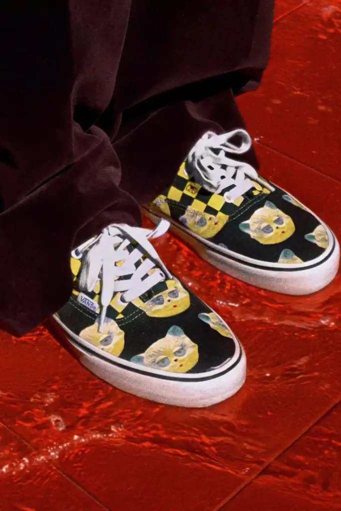 Alessandro Michele'nin Valentino Garavani ve Vans koleksiyonundan sarı desenli siyah ayakkabı modeli