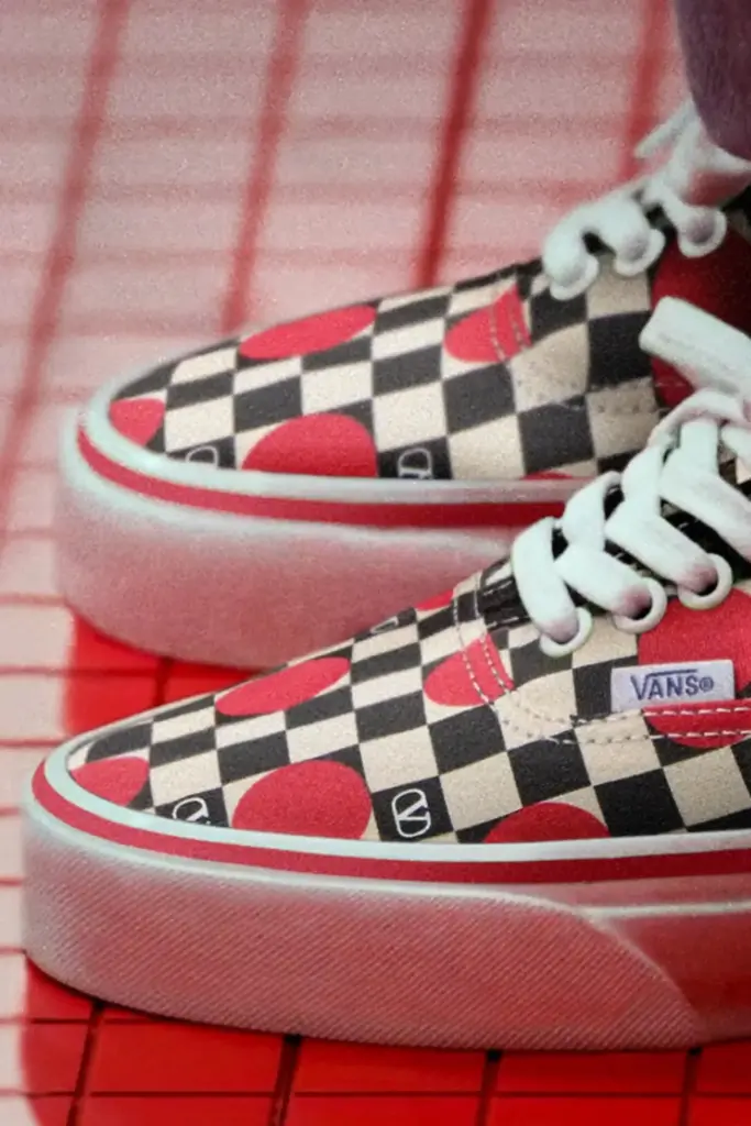 Alessandro Michele'nin Valentino Garavani ve Vans koleksiyonundan ayakkabı modeli siyah kırmızı ve krem renginden oluşuyor